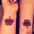Tatuaje en la muñeca, corona de color dorado y rojo