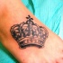 Tatuaje de corona preciosa en el pie