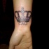 corona con nome tatuaggio sul polso