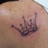 Tatuaje en el hombro, corona con estrellas diminutas