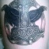 corvi e martello di dio thor tatuaggio