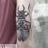 Tatuaje  de mitad insecto mitas cráne  en el antebrazo