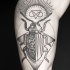 culto grande stile inchiostro nero mistico insetto tatuaggio su braccio