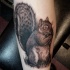 Tatuaje  de ardilla linda realista  en la pierna