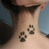 Tatuaje en el cuello, huellas pequeñas adorables de animal