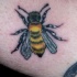 Tatuaggio carino l'ape colorata