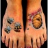 Tatuaggio bellissimo sui piedi le api & i fiori colorati