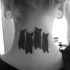 Tatuaje en la nuca de gatos bonitos negros.