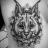 Tatuagem de lado de estilo de tinta preta de caracal atraente com ornamento floral