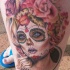 carina ragazza santa muerte bionda tatuaggio sulla gamba