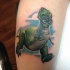 Netter cartoonischer laufender Dinosaurier realistisches Tattoo am Unterarm mit blauen Schatten