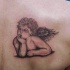 Tatuaggio piccolo sulla spalla l'angelo pensieroso