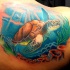Tatuaje en el hombro, tortuga bonita en el mar