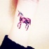 Nettes farbiges kleines Tattoo am Handgelenk von Einhorn