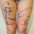 Tatuaje  de gato y ratón dibujados en dos piernas