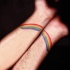 Tatuaje de arco iris brillante en las muñecas