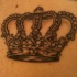 bella corona tatuaggio con motivi piacevoli