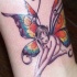 Tatuaje en la pierna, hada con alas abigarradas