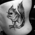 Linda divertida pintada por Inez Janiak tatuaje de pequeño bosquejo de ardilla