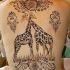 carine giraffe con modelli floreali tatuaggio sulla schiena