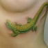 Tatuaje en las costillas,
lagarto bonito verde