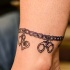 Tatuaje en el tobillo, 
pulsera con esposas y corazones