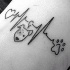 Tatuaje  de  ritmo cardíaco con corazón, huella y perro bonitos