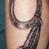 bello ferro di cavallo per buona fortuna e piume tatuaggio