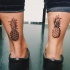 Tatuajes en los tobillos, 
piñas simples pequeñas