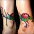 Tatuaje en el pie, mariquita en la hoja verde