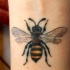 Tatuaggio carino sul braccio l'ape