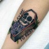 Tatuaje en la pierna, ataúd con cráneo y flor, diseño de colores