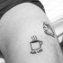 Tatuaje en el muslo, taza de café diminuta sencilla con escrito