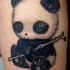 Tatuaggio pittoresco il piccolo panda col ramo di canna