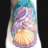 Tatuaggio colorato sul piede le conchiglie