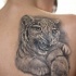 bello piccolo tigre tatuaggio sulla schiena