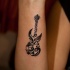 carino originale dipinto bianco e nero chitarra tatuaggio su braccio