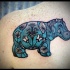 Tatuaggio bello sulla spalla l'ippopotamo azzurro stilizzato