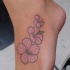 Tatuaje en el pie, tres flores de tamaños diferentes