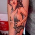 carina ragazza pinup tatuaggio mezza manica