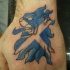 Tatuaje de  león escocés  bonito en la mano