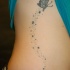Tatuaje en el costado, mariposa  gris con estrellas