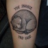 Tatuaje en la pierna, oso único bonito con frase en inglés