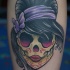 Tatuaje  de calavera de azúcar de una mujer con el pelo negro