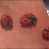 Tatuaje en el pie, tres mariquitas