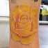 Tatuaggio colorato sul braccio la rosa gialla
