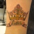 carina corona gialla con scrittura tatuaggio