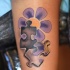 Tatuaje en el brazo, flor púrpura con un rompecabeza