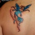 fata in blu danza tatuaggio sulla spalla di ragazza