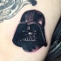 Tatuaje  de casco de Darth Vader realista